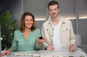 Augmented-Reality-Apps gibt es ja schon seit einiger Zeit. Wie die Technologie dazu eingesetzt werden kann, Phobien und Angststörungen zu therapieren, zeigen Anja Reschke (l.) und Adrian Pflug (r.) in „Wissen vor acht – Zukunft“.