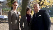 Trauzeugin Marie Weinert (Eva-Maria May, l.) im Gespräch mit Katrin Börensen (Claudia Schmutzler, M.) und Jan Reuter (Udo Kroschwald, r.).