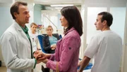 Antonia Bach (Claudia Mehnert, 2. von rechts) will Dr. Martin Stein (Bernhard Bettermann, links) vom Dienst abholen. Martin muss sie vertrösten, da er noch eine Patientin hat. In dem Moment wird Nicole Lamprecht (Judith Hoersch, Mitte) von Oberschwester Arzu (Arzu Bazman) und einem Pfleger (Komparse, rechts) zur Untersuchung gebracht. Antonia erschreckt, als sie ihre Freundin Nicole erkennt.