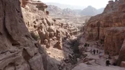 Der Jordangraben ist ein tief eingeschnittenes Tal, in dem die arabische Platte gegen die afrikanische Platte reibt. Dadurch können gefährliche Erdbeben entstehen.