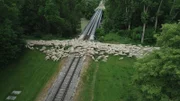 Sepp Hartl ist einer der letzten Wanderschäfer. Mit etwa 1.000 Schafen zieht er von April bis Weihnachten im Raum Augsburg umher. In unserer dicht besiedelten Landschaft eine echte Herausforderung.
