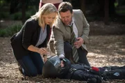 Detective Shepherd (Neill Rea) und Sims (Fern Sutherland) untersuchen die Leiche von Andre Barrington (Matthew Arbuckle).