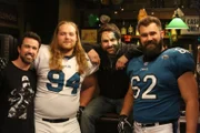 (v.l.n.r.) Mac (Rob McElhenney); Beau Allen; Charlie Kelly (Charlie Day); Jason Kelce