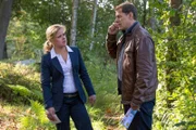 MDR Fernsehen MORDEN IM NORDEN FOLGE 23, "Tod unter Palmen", am Montag (22.06.15) um 22:50 Uhr. Finn Kiesewetter (Sven Martinek, r.) und Sandra Schwartenbeck (Marie-Luise Schramm, l.) haben es im aktuellen Fall mit einem Toten zu tun, der im Wald mit dem Metallstamm einer Plastikpalme durchbohrt, aufgefunden wurde,