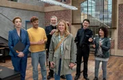Nils Sanchez (Enrique Fiß, 2.v.l.), Helmut Husmann (Torsten Münchow, 3.v.l.), Daniel Schirmer (Sven Fricke, 2.v.r) und Harry Möller (Maria Ketikidou, r.) begrüßen ihre neue Kollegin Bente Hinrichs (Sinha Melina Gierke, M.). Revierchefin Küppers (Saskia Fischer, l.), ist nicht begeistert. Sie muss, die in ihren Augen ungeeignetste Berwerberin, auf Ansage der Obrigkeit einstellen.