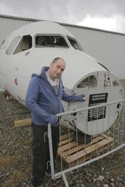 Vince will aus einem alten Passagierflugzeugcockpit ein außergewöhnliches Sommerhaus bauen.
