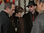 (v.li.) Stabler (Christopher Meloni), Benson (Mariska Hargitay), Munch (Richard Belzer) und Tutuola (Ice-T) kommen zu spät. Der Kinderschänder hat sich mit seinem Opfer aus dem Staub gemacht und die ermordete Vermieterin zurückgelassen...