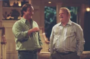 L-R: Jim (Jim Belushi) und Andy (Larry Joe Campbell)