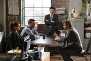 Ermitteln in einem neuen Fall: Grace (Amanda Righetti, l.), Wayne (Owain Yeoman, 2.v.l.), Kimball (Tim Kang, 2.v.r.) und Patrick (Simon Baker, r.) ...