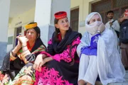 Persikila mit ihrer Mutter beim Besuch ihrer Schwester Sophie in der Universität Chitral.