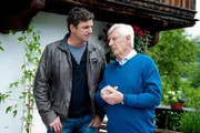 Dr. Martin Gruber (Hans Sigl, l.) schätzt die Meinung von Dr. Roman Melchinger (Siegfried Rauch) sehr. Er bittet ihn um Rat.
