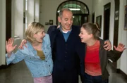 Anna Kolmaar (Theresa Scholze, r.) ist überglücklich: Sie hat das Abitur geschafft!!