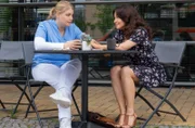 Miriam Schneider (Christina Petersen, li) und Jasmin Hatem (Leslie-Vanessa Lill, re.) freuen sich sehr über ihr Wiedersehen. Doch die Umstände trüben die Stimmung ein wenig.