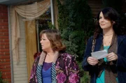 Sookie (Melissa McCarthy, l.) und Lorelai (Laurem Graham, r.) gehen endlich die Vorbereitungen für die Hochzeit an ...