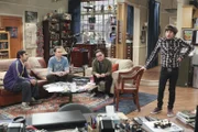 Howard (Simon Helberg, r.) hat eine Neuigkeit für seine Freunde Leonard (Johnny Galecki, 2.v.r.), Raj (Kunal Nayyar, l.) und Sheldon (Jim Parson, 2.v.l.). Doch wie werden sie darauf reagieren?