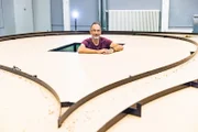 Prof. Christoph Kleineidam sitzt in einem Losch eines Tischs und Beobachtet die Wanderung von Blattschneideameisen