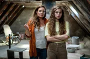 Bei Susanne Mertens (Elisabeth Lanz, l.) und ihrer Tochter Luisa (Lilly Wiedemann, r.) steht Streit ins Haus: Der Ausbau des renovierungsbedürftigen Wochenendhauses bringt die Familie an die Grenzen ihrer Belastbarkeit.