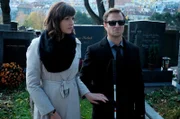 Am Grab der Geliebten: Alexander Haller (Philipp Hochmair) mit seiner Schwester Sophie (Patricia Aulitzky).