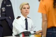 Marlene Weber (Oska Borcherding, l.) erhält Anweisungen von Jasmin Sayed (Sesede Terziyan, r.).