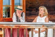 Gräfin Schönberg (Andrea L'Arronge) und Hannes (Hannes Kofler) machen einen Ausflug zum Museumsfriedhof, und wie könnte es auch anders sein: Die beiden stoßen auf eine Leiche.
