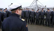 Der Kapitän und Besatzung Delta nach dem Einlaufen im Hafen von Plymouth.