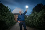 Es ist groß, schwer und gefräßig- das gewaltigste Monster in unserem Universum. Doch niemand weiß, was in seinem Inneren passiert. Harald Lesch begibt sich in den Sog des Schwarzen Lochs.