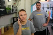 Ronja (Theresa Traser) sorgt bei Henry (Maxim Agne) für Unmut, als sie Nadine über ihren Aufenthaltsort anlügt.