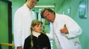 Iris (Jana Kilka) trifft Stefan (Sigmar Solbach, r.) und Dr. Thomas Reinhardt (Christopher Barker) im Krankenhaus, als sie Manuel besuchen will.
