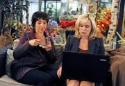 Merle (Anja Franke, l.) und Katja (Saskia Valencia, r.) finden heraus, dass Jan Dieck sich hinter Merles Chat-Traummann verbirgt.