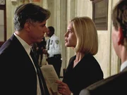 Anwalt Matthews (Jeff McCarthy, li.) will, dass sein Mandant aussagen darf. ADA Cabot (Stephanie March, re.) befürchtet, dass sich die Jury von dem Lebenswandels des Opfers beeinflussen lässt und der Mörder davonkommt...