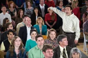 "Die Goldbergs", "Schulabschlusstag." Nun ist es soweit, Ericas Schulabschluss-Feier steht vor der Tür. Sie kann es gar nicht erwarten, endlich erwachsen zu sein und ihr zu Hause verlassen zu können. Doch dann überkommen sie Ängste, ihre Mutter für immer zu verlassen. Und Barry hat Pläne für sich und Lainey gemacht, doch irgendwie kommt alles anders. Gerade als Adam und Jackie ein Paar werden, taucht plötzlich Lainey überraschend auf. Im Bild (v.li.): David Koechner (Bill Lewis), Troy Gentile (Barry Goldberg).