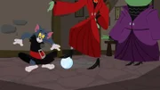 Den Hexenhut als Kleid benutzen und mit der Kristallkugel spielen: Ob den zwei Hexen Toms Verhalten gefällt?