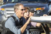 Ein neuer Mordfall beschäftigt Pride (Scott Bakula, l.), Brody (Zoe McLellan, r.) und Abigail Borin (Diane Neal, M.) ...