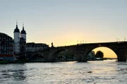 Romantik pur: Alte Brücke in Heidelberg bei Sonnenuntergang
