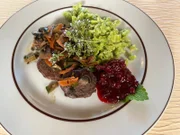 Gasthof Zum alten Bahnhof Bärlauchkäsespätzle mit Rehmedaillons.