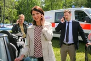 Weiß König (Mark-Alexander Solf, r.), dass Pathologin Dr. Eckstein (Petra Einhoff, m.) ein Verhältnis mit seinem Onkel hat?