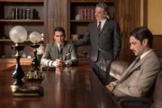 Enzo Cafiero nimmt den Vorschlag an, den Alberto und Mateo ihm unterbreiten (v.li.: Miguel Ángel Silvestre, Frank Crudele, Javier Rey).