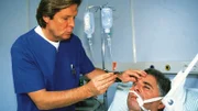 Dr. Stefan Frank (Sigmar Solbach, l.) kümmert sich um den Modevertreter Bernd Stricker (Klaus Dahlen), der nach Einnahme von Diätpillen kollabiert ist.