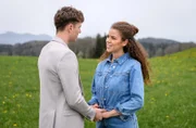 Ana (Soluna-Delta Kokol, r.) und Philipp (Robin Schick, l.) überlegen, wer ihre Trauzeugen werden sollen.