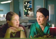 MDR Fernsehen IN ALLER FREUNDSCHAFT FOLGE 291, "Familienfest", am Freitag (26.04.13) um 11:40 Uhr. Luci Wimmer (Hanna Bredow, li.) ist der Meinung, das Elena Eichhorn (Cheryl Shepard, re.) die perfekte Frau für ihren Vater wäre. Sie setzt alles daran die beiden zu verkuppeln.