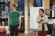 Sheldon (Jim Parsons, l.) hat einen Ohrwurm, der ihn in den Wahnsinn treibt, weil er nicht drauf kommt um welches Lied es sich handelt. Penny und Leonard (Johnny Galecki, r.) müssen deshalb einiges aushalten ...