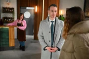 Nathalies (Amrei Haardt, r.) abweisendes Verhalten Kilian (Marc Dumitru) gegenüber macht Daniela (Berrit Arnold) misstrauisch.