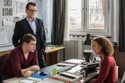 Finn Kiesewetter (Sven Martinek, l.) und Lars Englen (Ingo Naujoks, 2.v.l.) verhören die Afrikanerin Elizette Mukabi (Larissa Aimée Breidbach, r.). Warum hat die Lebensgefährtin des Toten ihn nie als vermisst gemeldet?