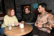 Toni (Olivia Marei) hat das Gefühl, dass Erik bei einer wichtigen Entscheidung von Julian (Onno Buß, M.) und Nihat (Timur Ülker) übergangen wird.