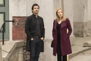 Grace (Jennifer Finnigan, r.) und Darius (Santiago Cabrera, l.) machen sich hinter Harris' Rücken auf den Weg nach Russland, um einen potenziellen Nuklearkrieg aufzuhalten ...
