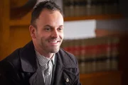 Auch im Fall einer ermordeten Balletttänzerin, der ihn in die Welt des Tanztheaters führt, hat der brillante Denker Sherlock Holmes (Jonny Lee Miller) recht schnell einen Verdacht, der ihn auf die richtige Spur führt ...