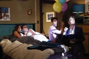 Lily (Alyson Hannigan, l.) und Marshall (Jason Segel, 2.v.l.) wollen für Nachwuchs sorgen, doch Ted (Josh Radnor, 2.v.r.) und Barney (Neil Patrick Harris, r.) sind irgendwie immer mit dabei ...