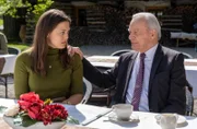 Werner (Dirk Galuba) hält Maxi (Katharina Scheuba) für talentiert und wirbt erneut für einen Lebensweg im Hotelgewerbe.