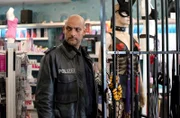 Irgend jemand hat etwas gegen die Besitzerin des Sextoy-Geschäfts. Lukas Petersen (Apatrick Abozen) fragt sich, warum und wer das sein könnte.