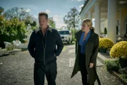 Theresa Wolff (Nina Gummich) will von Bruno Lewandowski (Aurel Manthei) wissen, warum er sich mit den Bodyguards der neuen Bordellbetreiberin geprügelt hat.